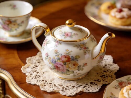 1English Vintage Floral Teapot